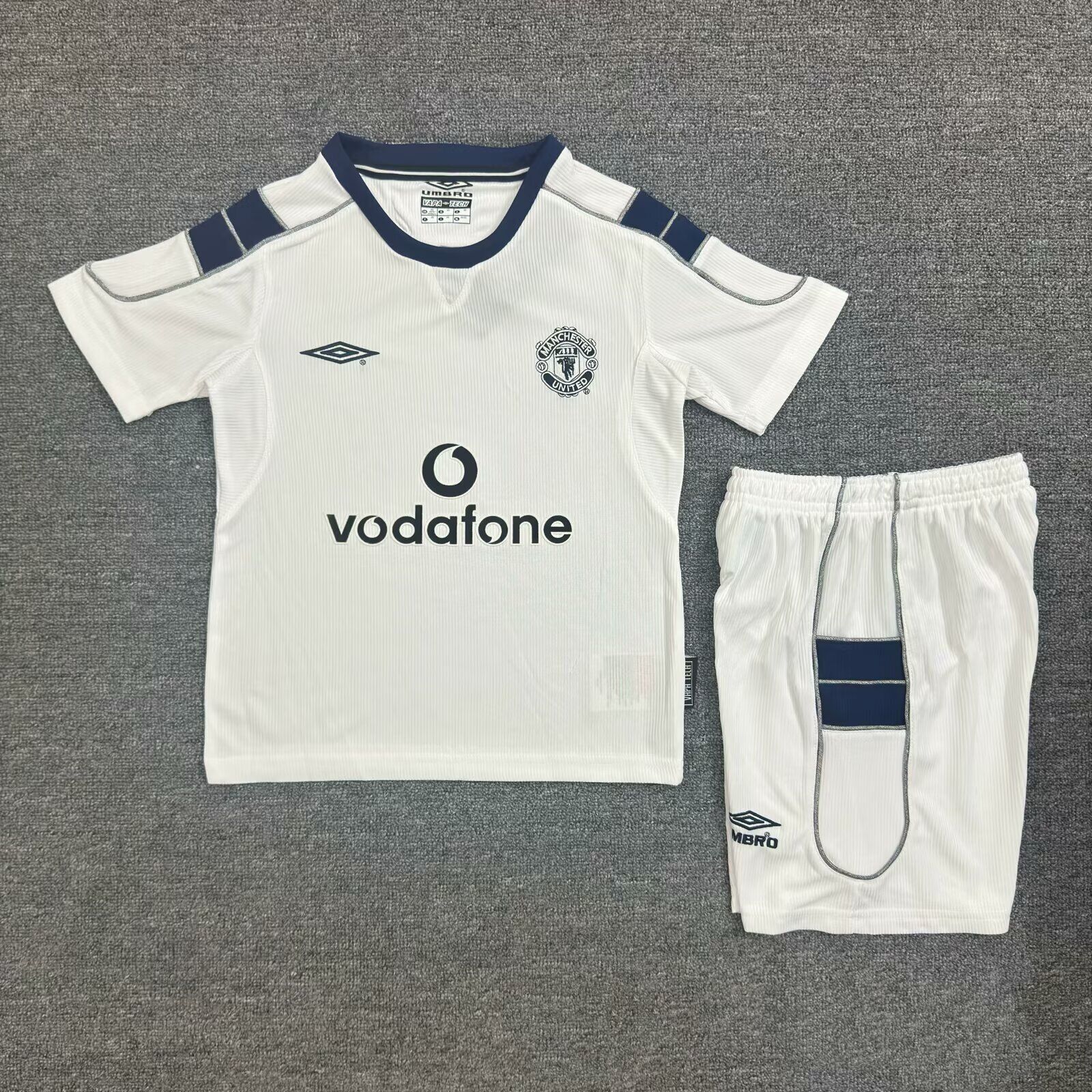 Manchester United Kids Away Kit 2000-2001