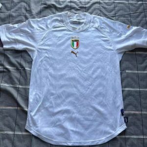Italy 2005 Away